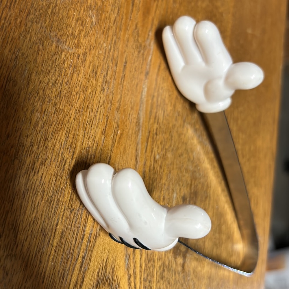 Host pick! 🎉 Walt Disney vintage Mickey Mouse hands kitchen tongs - Picture 7 of 7